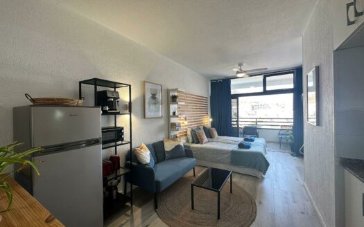 Estudio con vistas al mar, piscina y plaza de aparcamiento