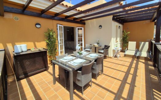 PRECIOSO Y SOLEADO ÁTICO DE 78 M2 CON 2 HABITACIONES EN MONTE CARRERA, CON AZOTEA COMUNITARIA, TRASTERO, PLAZA DE GARAJE Y PISCINA CLIMATIZADA.