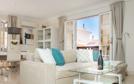 PRECIOSO Y SOLEADO ÁTICO DE 78 M2 CON 2 HABITACIONES EN MONTE CARRERA, CON AZOTEA COMUNITARIA, TRASTERO, PLAZA DE GARAJE Y PISCINA CLIMATIZADA.