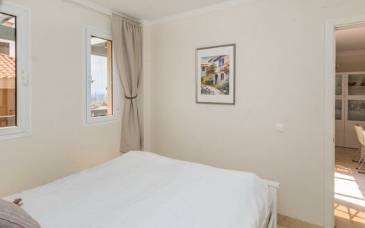 PRECIOSO Y SOLEADO ÁTICO DE 78 M2 CON 2 HABITACIONES EN MONTE CARRERA, CON AZOTEA COMUNITARIA, TRASTERO, PLAZA DE GARAJE Y PISCINA CLIMATIZADA.
