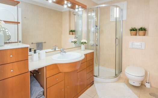 PRECIOSO Y SOLEADO ÁTICO DE 78 M2 CON 2 HABITACIONES EN MONTE CARRERA, CON AZOTEA COMUNITARIA, TRASTERO, PLAZA DE GARAJE Y PISCINA CLIMATIZADA.