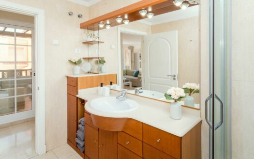 PRECIOSO Y SOLEADO ÁTICO DE 78 M2 CON 2 HABITACIONES EN MONTE CARRERA, CON AZOTEA COMUNITARIA, TRASTERO, PLAZA DE GARAJE Y PISCINA CLIMATIZADA.