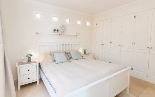 PRECIOSO Y SOLEADO ÁTICO DE 78 M2 CON 2 HABITACIONES EN MONTE CARRERA, CON AZOTEA COMUNITARIA, TRASTERO, PLAZA DE GARAJE Y PISCINA CLIMATIZADA.