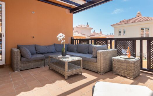 PRECIOSO Y SOLEADO ÁTICO DE 78 M2 CON 2 HABITACIONES EN MONTE CARRERA, CON AZOTEA COMUNITARIA, TRASTERO, PLAZA DE GARAJE Y PISCINA CLIMATIZADA.