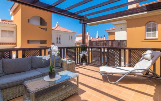 PRECIOSO Y SOLEADO ÁTICO DE 78 M2 CON 2 HABITACIONES EN MONTE CARRERA, CON AZOTEA COMUNITARIA, TRASTERO, PLAZA DE GARAJE Y PISCINA CLIMATIZADA.