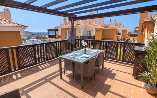 PRECIOSO Y SOLEADO ÁTICO DE 78 M2 CON 2 HABITACIONES EN MONTE CARRERA, CON AZOTEA COMUNITARIA, TRASTERO, PLAZA DE GARAJE Y PISCINA CLIMATIZADA.