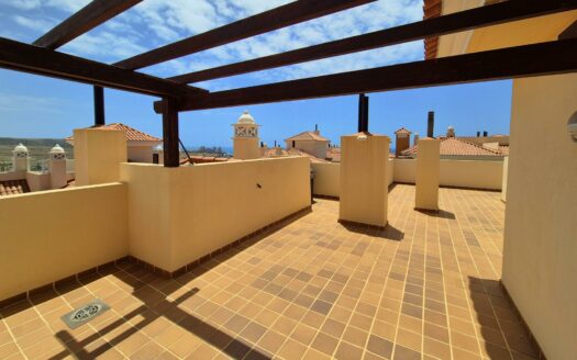 PRECIOSO Y SOLEADO ÁTICO DE 78 M2 CON 2 HABITACIONES EN MONTE CARRERA, CON AZOTEA COMUNITARIA, TRASTERO, PLAZA DE GARAJE Y PISCINA CLIMATIZADA.