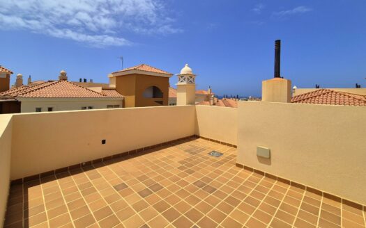 PRECIOSO Y SOLEADO ÁTICO DE 78 M2 CON 2 HABITACIONES EN MONTE CARRERA, CON AZOTEA COMUNITARIA, TRASTERO, PLAZA DE GARAJE Y PISCINA CLIMATIZADA.