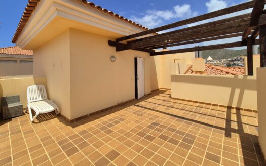 PRECIOSO Y SOLEADO ÁTICO DE 78 M2 CON 2 HABITACIONES EN MONTE CARRERA, CON AZOTEA COMUNITARIA, TRASTERO, PLAZA DE GARAJE Y PISCINA CLIMATIZADA.