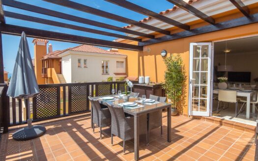 PRECIOSO Y SOLEADO ÁTICO DE 78 M2 CON 2 HABITACIONES EN MONTE CARRERA, CON AZOTEA COMUNITARIA, TRASTERO, PLAZA DE GARAJE Y PISCINA CLIMATIZADA.