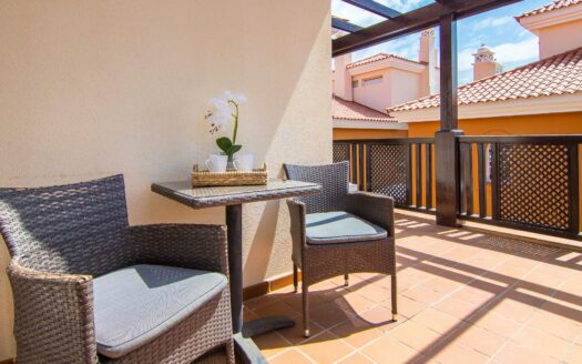 PRECIOSO Y SOLEADO ÁTICO DE 78 M2 CON 2 HABITACIONES EN MONTE CARRERA, CON AZOTEA COMUNITARIA, TRASTERO, PLAZA DE GARAJE Y PISCINA CLIMATIZADA.