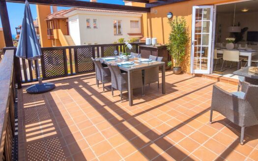 PRECIOSO Y SOLEADO ÁTICO DE 78 M2 CON 2 HABITACIONES EN MONTE CARRERA, CON AZOTEA COMUNITARIA, TRASTERO, PLAZA DE GARAJE Y PISCINA CLIMATIZADA.