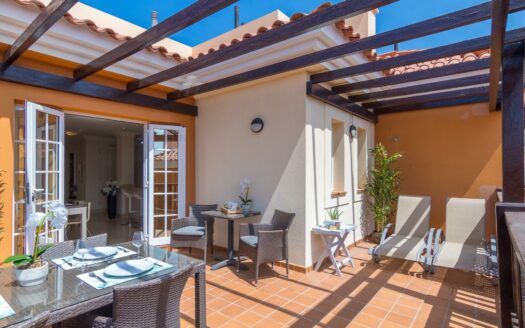 PRECIOSO Y SOLEADO ÁTICO DE 78 M2 CON 2 HABITACIONES EN MONTE CARRERA, CON AZOTEA COMUNITARIA, TRASTERO, PLAZA DE GARAJE Y PISCINA CLIMATIZADA.