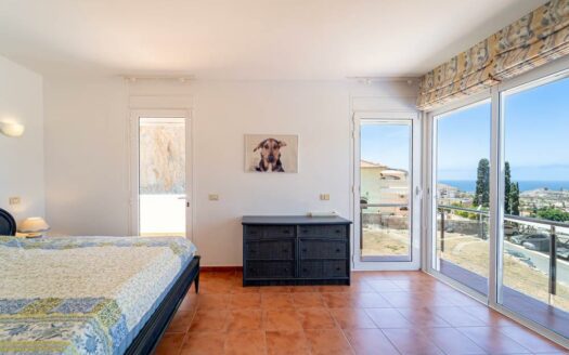 Exclusiva villa en Avenida Lechugal, Tauro