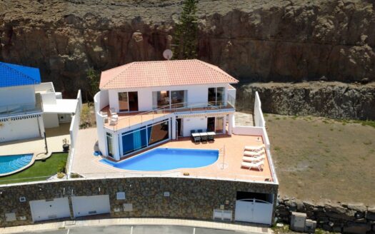 Exclusiva villa en Avenida Lechugal, Tauro
