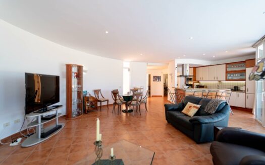 Exclusiva villa en Avenida Lechugal, Tauro