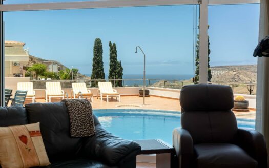 Exclusiva villa en Avenida Lechugal, Tauro