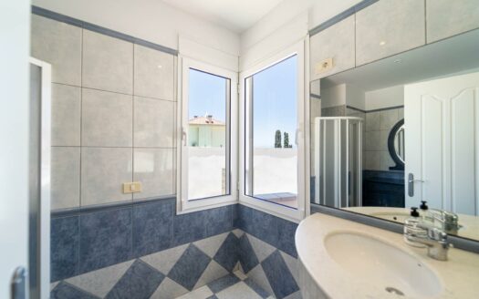 Exclusiva villa en Avenida Lechugal, Tauro