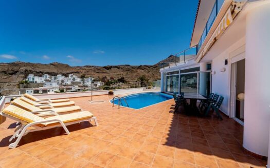 Exclusiva villa en Avenida Lechugal, Tauro