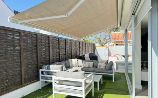 Spektakulärer Bungalow mit privater Terrasse und Gemeinschaftspool