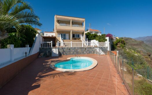 Detached chalet with pool and sea views in Montaña la Data