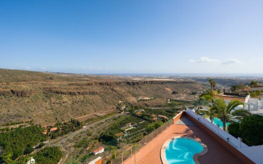 Detached chalet with pool and sea views in Montaña la Data
