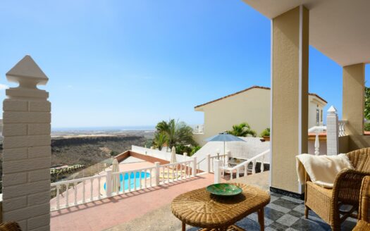 Detached chalet with pool and sea views in Montaña la Data