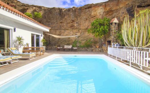 PRECIOSA VILLA REFORMADA EN TAURO CON PISCINA PRIVADA CLIMATIZADA, AMPLIA ZONA EXTERIOR Y FANTÁSTICAS VISTAS AL MAR. GARAJE.