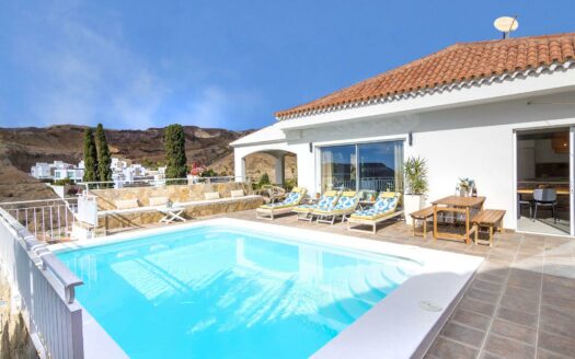 PRECIOSA VILLA REFORMADA EN TAURO CON PISCINA PRIVADA CLIMATIZADA, AMPLIA ZONA EXTERIOR Y FANTÁSTICAS VISTAS AL MAR. GARAJE.