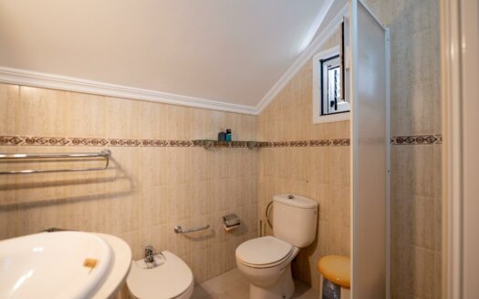 Exclusive bungalow near the golf course and with a roof terrace