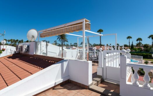 Exclusive bungalow near the golf course and with a roof terrace