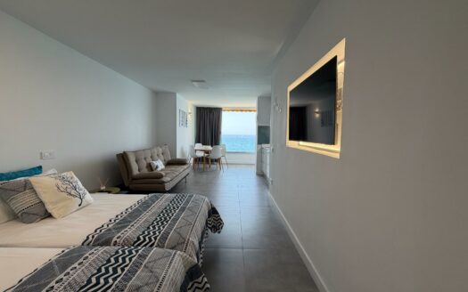 Renoviertes Studio mit Meerblick und direktem Strandzugang