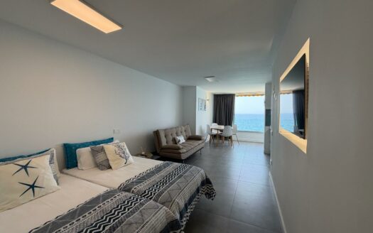 Renoviertes Studio mit Meerblick und direktem Strandzugang
