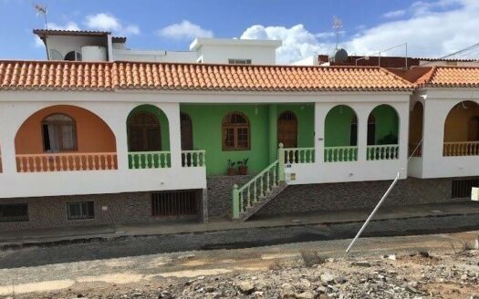 Amplia vivienda con azotea privada con terreno de 830 m² en El Salobre – San Bartolomé de Tirajana