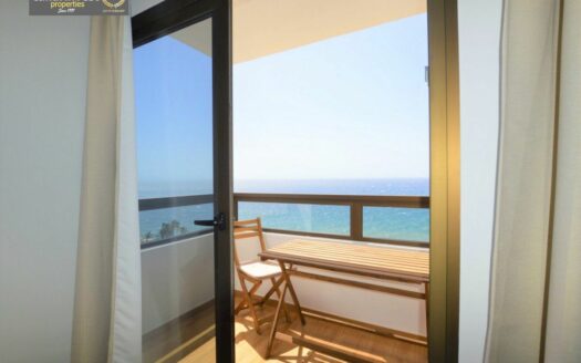 Se alquila apartamento con vistas y renovado en Playa del Águila.