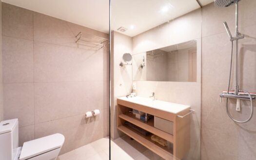 Exclusive 2-bedroom apartment with spacious balcony in Playa del Cura