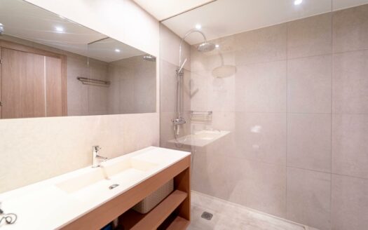 Exclusive 2-bedroom apartment with spacious balcony in Playa del Cura