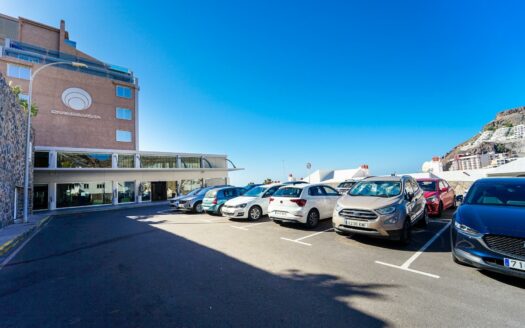 Exclusive 2-bedroom apartment with spacious balcony in Playa del Cura