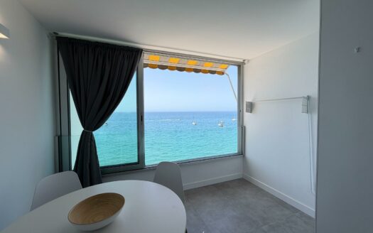 Renoviertes Studio mit Meerblick und direktem Strandzugang