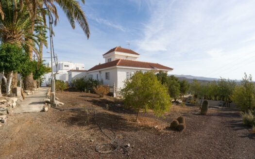 Chalet con vistas al mar y gran potencial de reforma en Montaña la Data