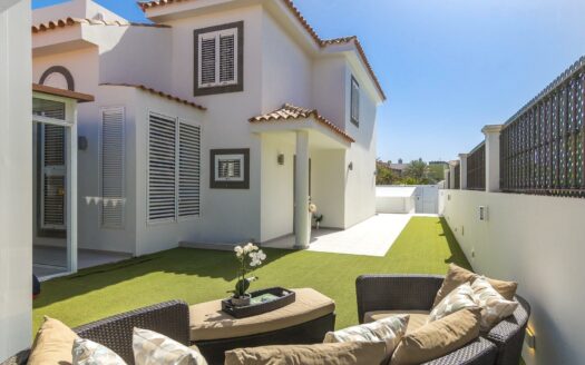 VILLA DE LUJO RECIÉN RENOVADA A POCOS PASOS DEL CENTRO DE MELONERAS. PISCINA PRIVADA CLIMATIZADA. GARAJE TRIPLE. UBICACIÓN PRIVILEGADA FRENTE A VILLA DEL CONDE.