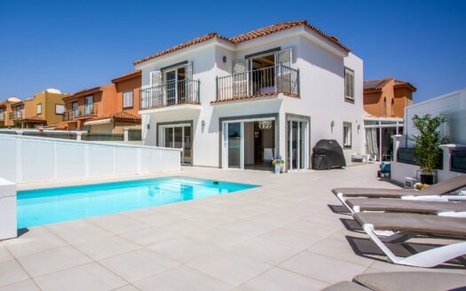 VILLA DE LUJO RECIÉN RENOVADA A POCOS PASOS DEL CENTRO DE MELONERAS. PISCINA PRIVADA CLIMATIZADA. GARAJE TRIPLE. UBICACIÓN PRIVILEGADA FRENTE A VILLA DEL CONDE.