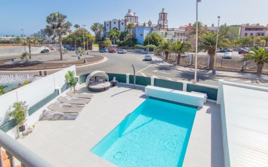 VILLA DE LUJO RECIÉN RENOVADA A POCOS PASOS DEL CENTRO DE MELONERAS. PISCINA PRIVADA CLIMATIZADA. GARAJE TRIPLE. UBICACIÓN PRIVILEGADA FRENTE A VILLA DEL CONDE.