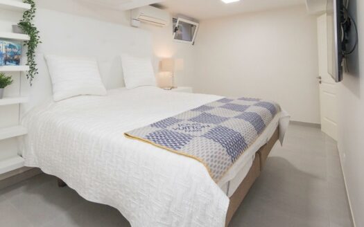 VILLA DE LUJO RECIÉN RENOVADA A POCOS PASOS DEL CENTRO DE MELONERAS. PISCINA PRIVADA CLIMATIZADA. GARAJE TRIPLE. UBICACIÓN PRIVILEGADA FRENTE A VILLA DEL CONDE.