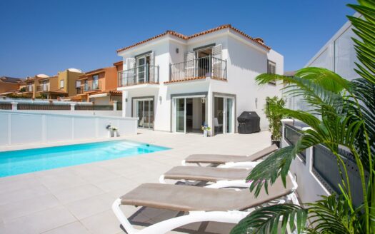 VILLA DE LUJO RECIÉN RENOVADA A POCOS PASOS DEL CENTRO DE MELONERAS. PISCINA PRIVADA CLIMATIZADA. GARAJE TRIPLE. UBICACIÓN PRIVILEGADA FRENTE A VILLA DEL CONDE.