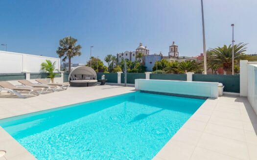 VILLA DE LUJO RECIÉN RENOVADA A POCOS PASOS DEL CENTRO DE MELONERAS. PISCINA PRIVADA CLIMATIZADA. GARAJE TRIPLE. UBICACIÓN PRIVILEGADA FRENTE A VILLA DEL CONDE.