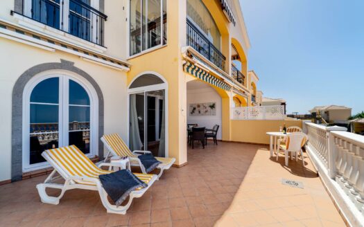Exclusivo apartamento con amplia terraza y vistas al mar en Loma Verde