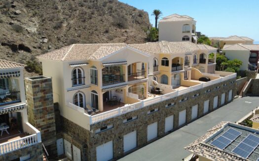 Exclusivo apartamento con amplia terraza y vistas al mar en Loma Verde
