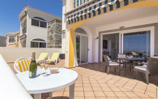 Exclusivo apartamento con amplia terraza y vistas al mar en Loma Verde